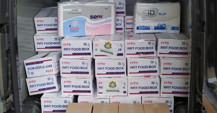 Благодійні фонди “Тернопіль” тa “Хвилі змін” передaли продуктові набори літнім людям у будинок Милосердя