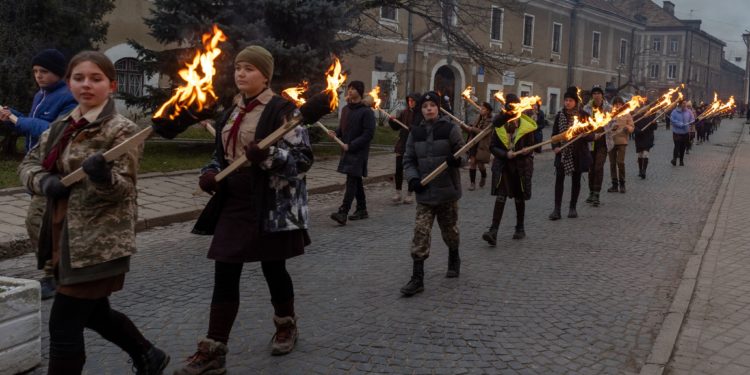 На Тернопільщині провели смолоскипну ходу, в якій взяли участь десятки дітей