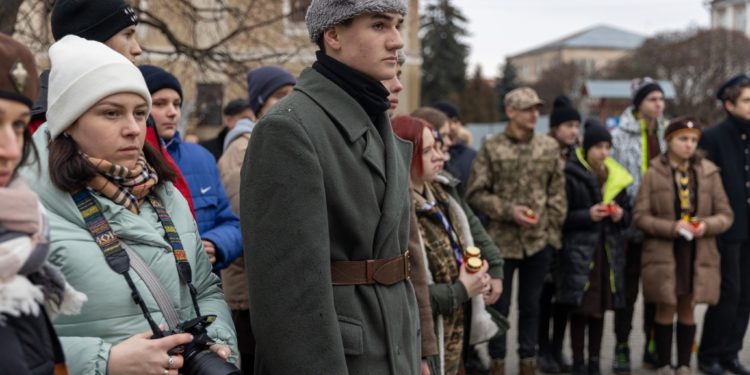 На Тернопільщині провели смолоскипну ходу, в якій взяли участь десятки дітей