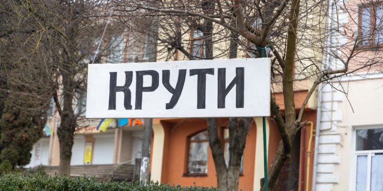 На Тернопільщині провели смолоскипну ходу, в якій взяли участь десятки дітей