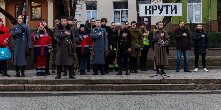 На Тернопільщині провели смолоскипну ходу, в якій взяли участь десятки дітей