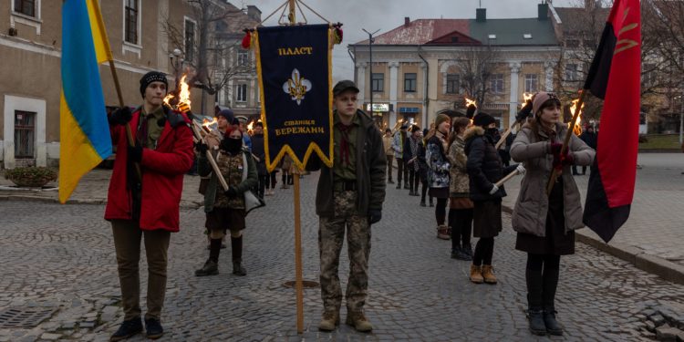 На Тернопільщині провели смолоскипну ходу, в якій взяли участь десятки дітей