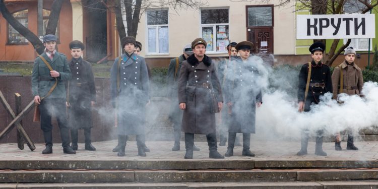 На Тернопільщині провели смолоскипну ходу, в якій взяли участь десятки дітей