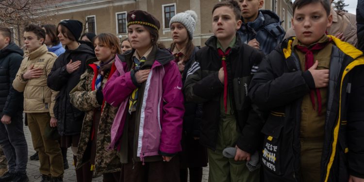 На Тернопільщині провели смолоскипну ходу, в якій взяли участь десятки дітей