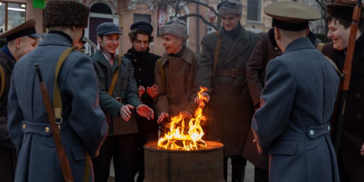 На Тернопільщині провели смолоскипну ходу, в якій взяли участь десятки дітей