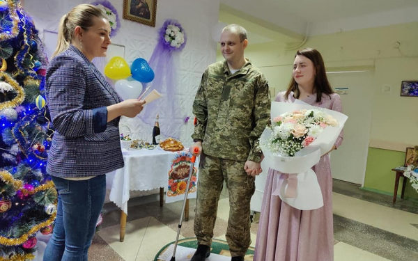 “Запам’ятається назавжди!”, – в одній з лікарень Тернопільщини одружився поранений військовий