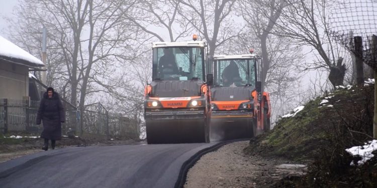 На Теребовлянщині, попри війну, відремонтували велику кількість доріг та тротуарів