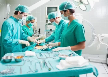 Вперше на Тернопільщині лікарі виконали надскладну операцію на мозку