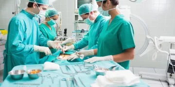 Вперше на Тернопільщині лікарі виконали надскладну операцію на мозку