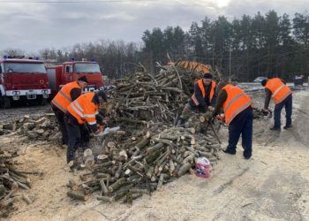 Збаразьке КП «Добробут» забезпечує дровами родини українських воїнів