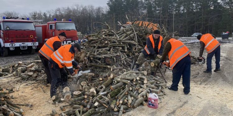 Збаразьке КП «Добробут» забезпечує дровами родини українських воїнів