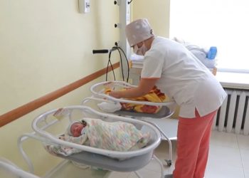 Мер міста на Тернопільщині буде платити гроші жінкам, які захочуть народжувати в місцевій лікарні