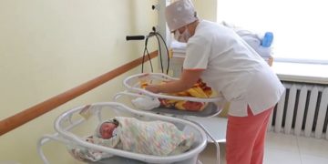 Мер міста на Тернопільщині буде платити гроші жінкам, які захочуть народжувати в місцевій лікарні