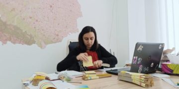 Побач мене: активісти продовжуть закупляти світловідбиваючі стрічки для школярів області