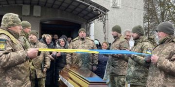 «Вiйнa зaбирaє мoлoдих, вiйнa зaбирaє нaйкрaщих”, – на Тернопільщині попрощалися з Героєм Олегом Прищем