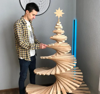 Дизайнер з Тернополя створив екологічну ялинку-трансформер