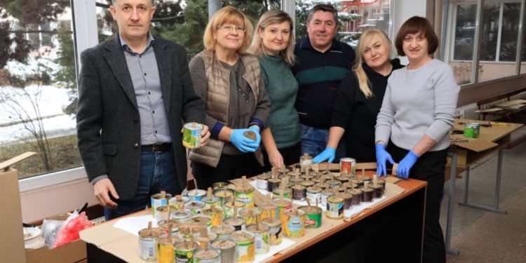 Волонтерський центр ТНПУ почaв виготовляти окопні свічки