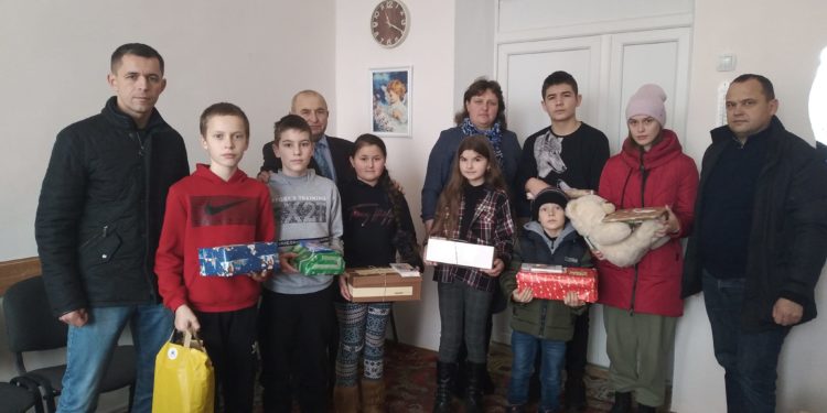 Учні ліцею на Тернопільщині отримали подарунки від «Української команди»