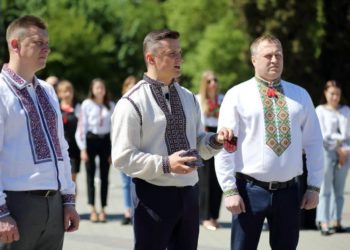 Голова Тернопільської облради передав вишивані шеврони для Захисників