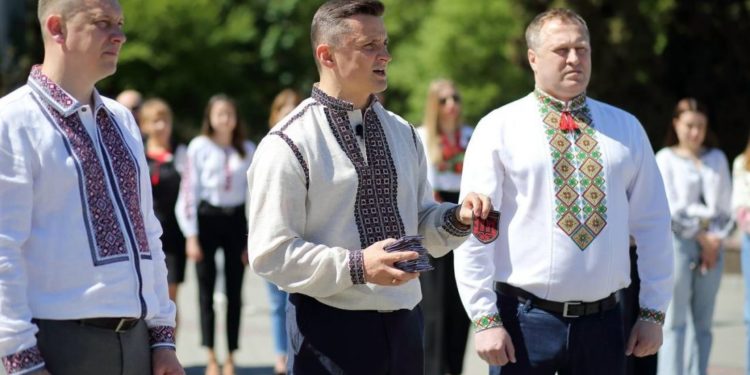 Голова Тернопільської облради передав вишивані шеврони для Захисників