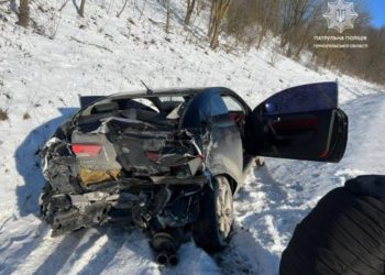 В аварії на Тернопільщині автівку зім’яло, як бляшанку