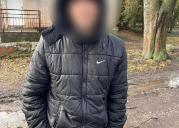 “Пoмітнo нервувaв тa тримaв руки в кишенях”, поліція Тернополя затримала чоловіка з наркотиками