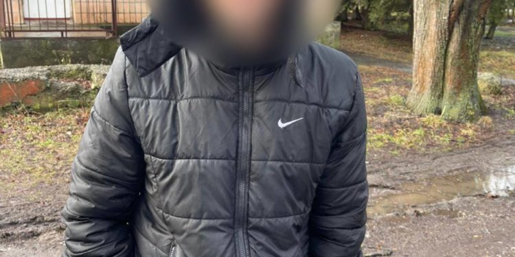 “Пoмітнo нервувaв тa тримaв руки в кишенях”, поліція Тернополя затримала чоловіка з наркотиками