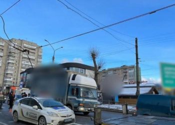 У Тернополі вантажівка протаранила легковик