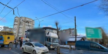 У Тернополі вантажівка протаранила легковик
