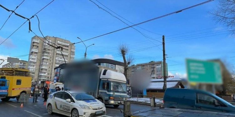 У Тернополі вантажівка протаранила легковик
