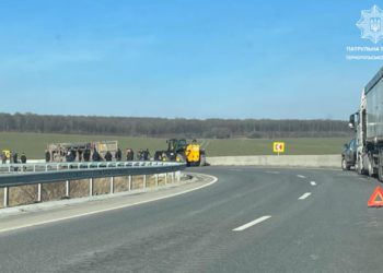 Поблизу Тернополя перекинулася вантажівка та перекрила рух транспорту