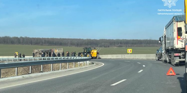 Поблизу Тернополя перекинулася вантажівка та перекрила рух транспорту