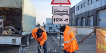 Дорожники Тернопільщини встановлюють нові знаки на автошляхах області