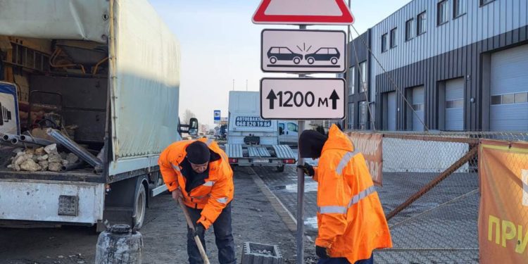 Дорожники Тернопільщини встановлюють нові знаки на автошляхах області
