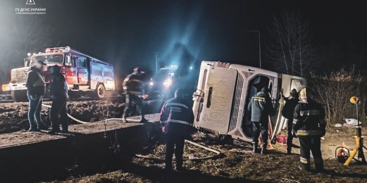 Біля Тернополя перекинувся автобус, загинуло троє людей