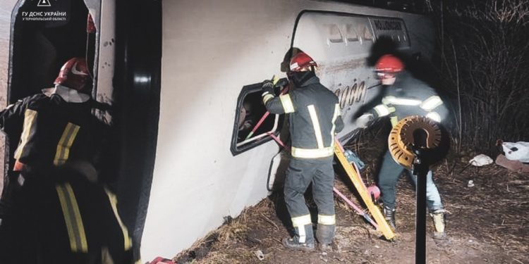 Біля Тернополя перекинувся автобус, загинуло троє людей