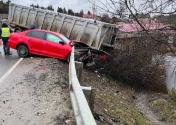 На Тернопільщині масштабне ДТП: “фура” розтрощила легковик та перекрила дорогу