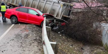 На Тернопільщині масштабне ДТП: “фура” розтрощила легковик та перекрила дорогу