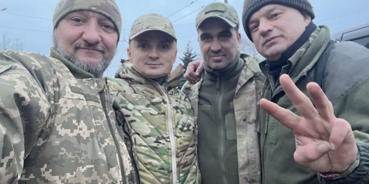 Голова Тернопільської обласної ради з подарунками та смаколиками відвідав воїнів на передовій