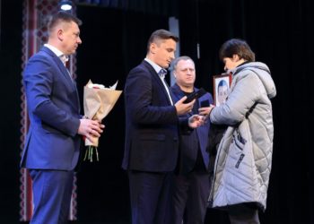 «Вони навіки в наших серцях»: у Тернополі вручили почесні відзнаки родинам Героїв з Тернопільщини