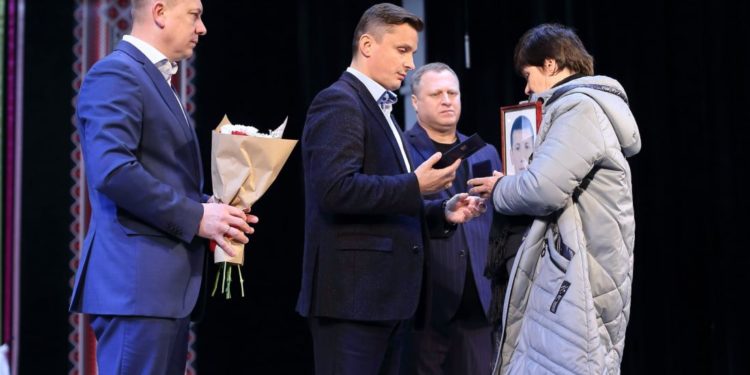 «Вони навіки в наших серцях»: у Тернополі вручили почесні відзнаки родинам Героїв з Тернопільщини