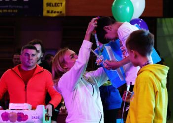 ФГ «ГАДЗ» подарувало учасникам змагань з легкої атлетики в Івано-Франківську ящики яблук та чипсів