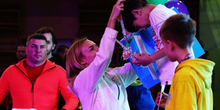 ФГ «ГАДЗ» подарувало учасникам змагань з легкої атлетики в Івано-Франківську ящики яблук та чипсів