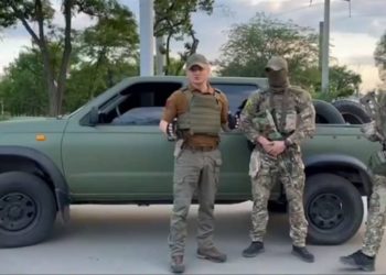 Голова Тернопільської облради відвіз на передову “Бандеромобіль” та обладнання для захисників (відео)