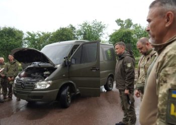 Голова Тернопільської облради передав бус на передову (фото)