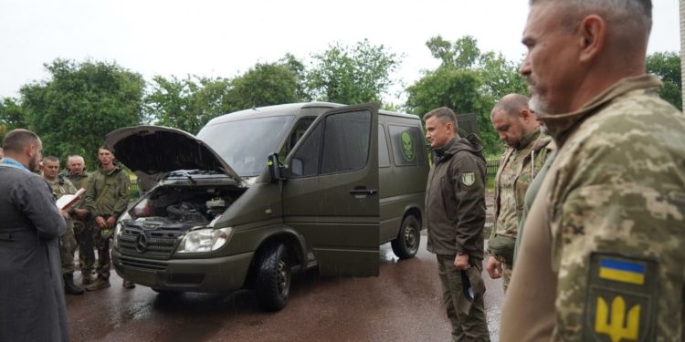 Голова Тернопільської облради передав бус на передову (фото)