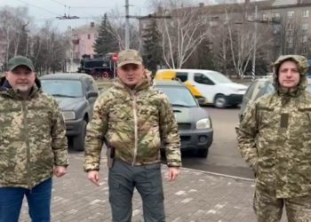 На Різдво голова Тернопільської облради відвіз автівки українським захисникам на передову (відео)