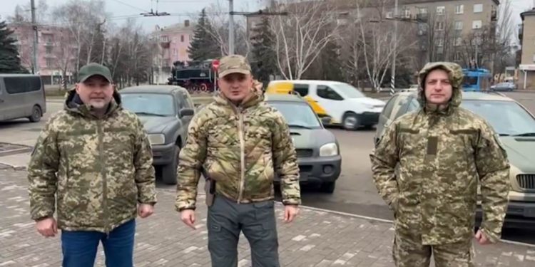 На Різдво голова Тернопільської облради відвіз автівки українським захисникам на передову (відео)