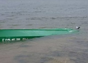 На Тернопільщині рятувальники шукають чоловіка, човен якого перевернув сильний вітер