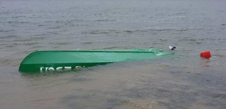 На Тернопільщині рятувальники шукають чоловіка, човен якого перевернув сильний вітер